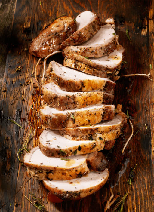 aufgeschnittener Braten mit Majoran bestreut