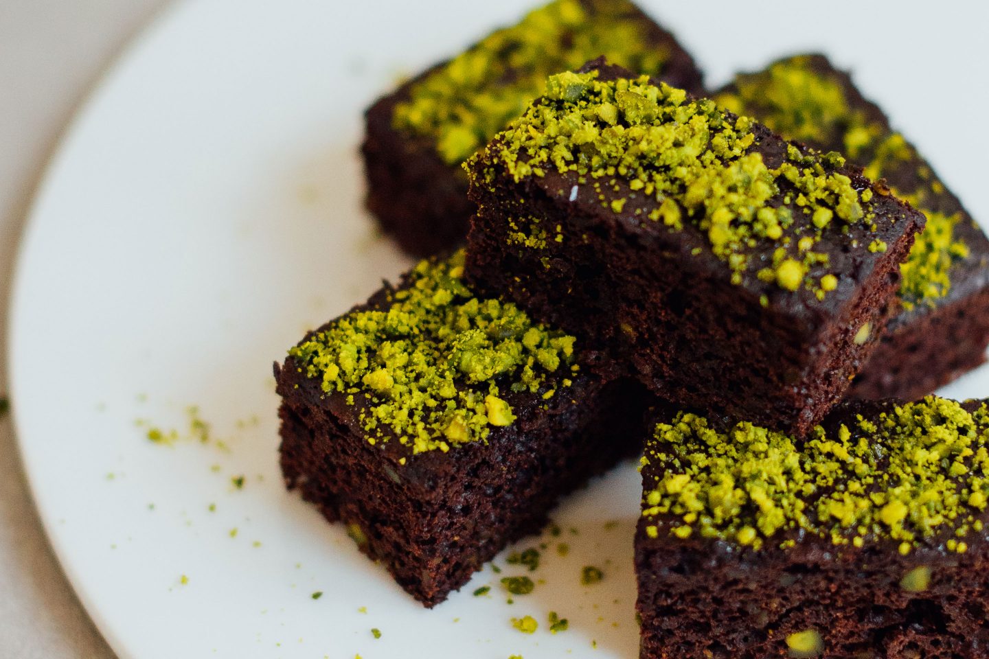 Snack Low Carb Chocolate Cake with pistaccios
