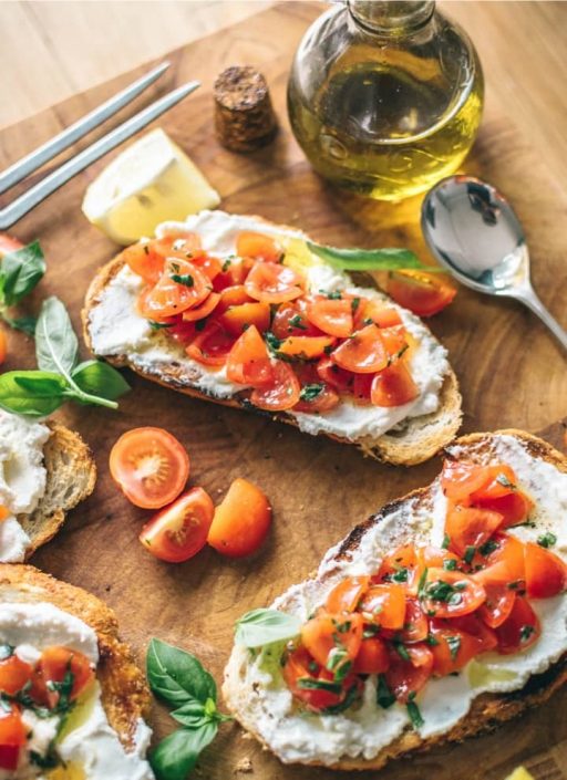 Belegte Brote mit Frischkäse und Tomaten