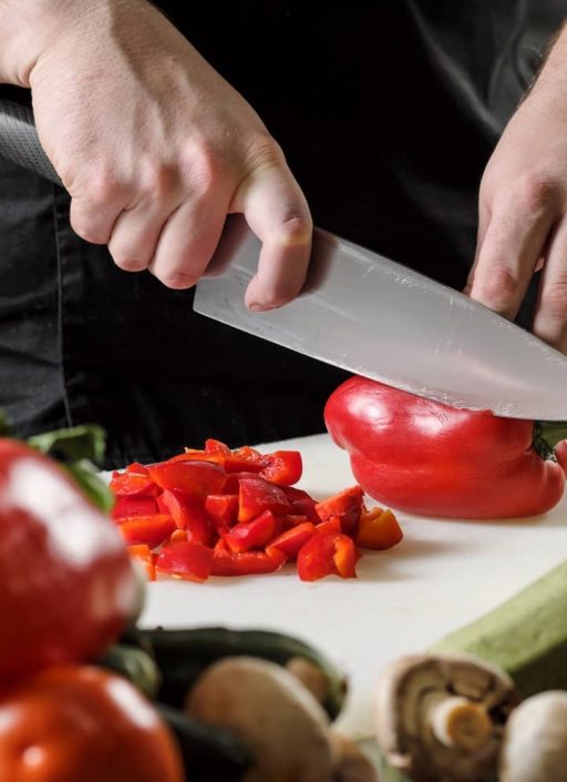 Paprika, wie er zerschnitten wird