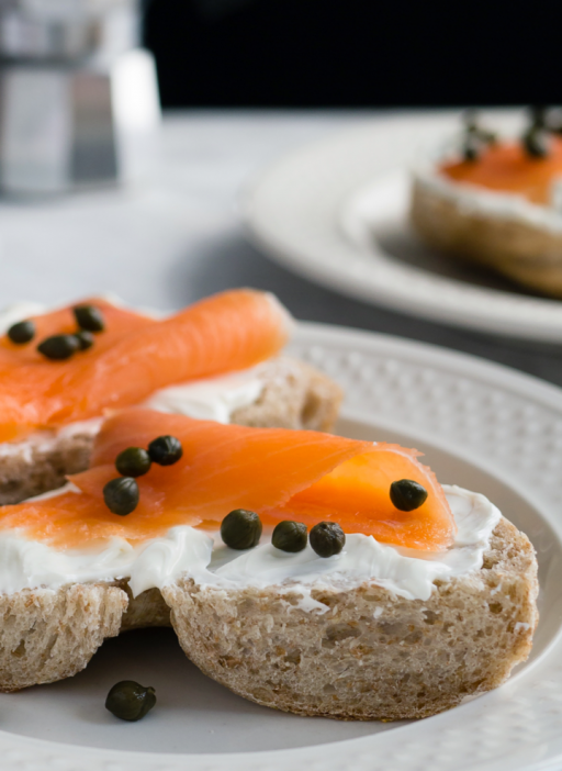 Bagel mit Frischkäse, Lachs und grünem Pfeffer