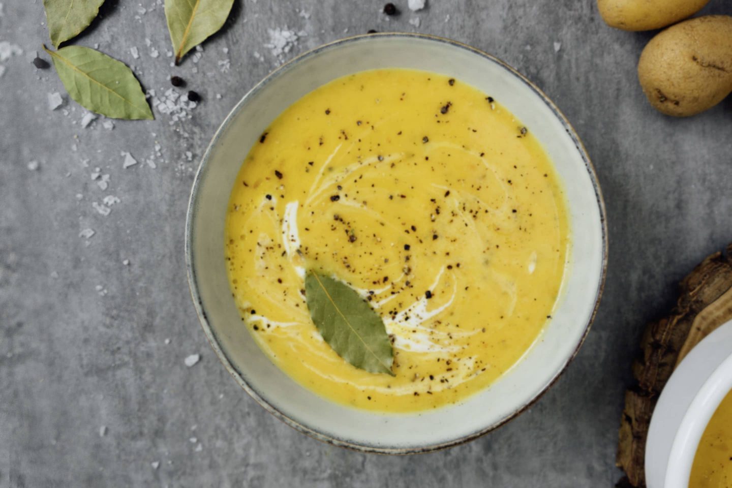 Karotten-Erdäpfelsuppe mit Majoran und Lorbeer