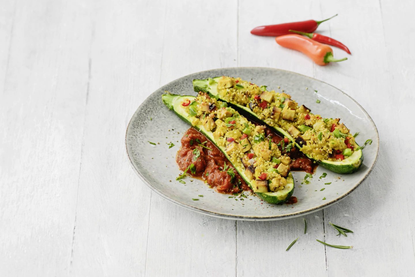 Gefüllte VEGGY-Classic-Zuchhini mit Qunioa und Tomatenragout