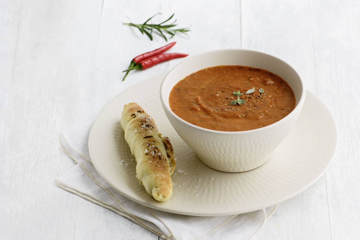 Scharfe VEGGY Hot+Spicy Tomaten-Karottensuppe mit Rosmarinstangerl