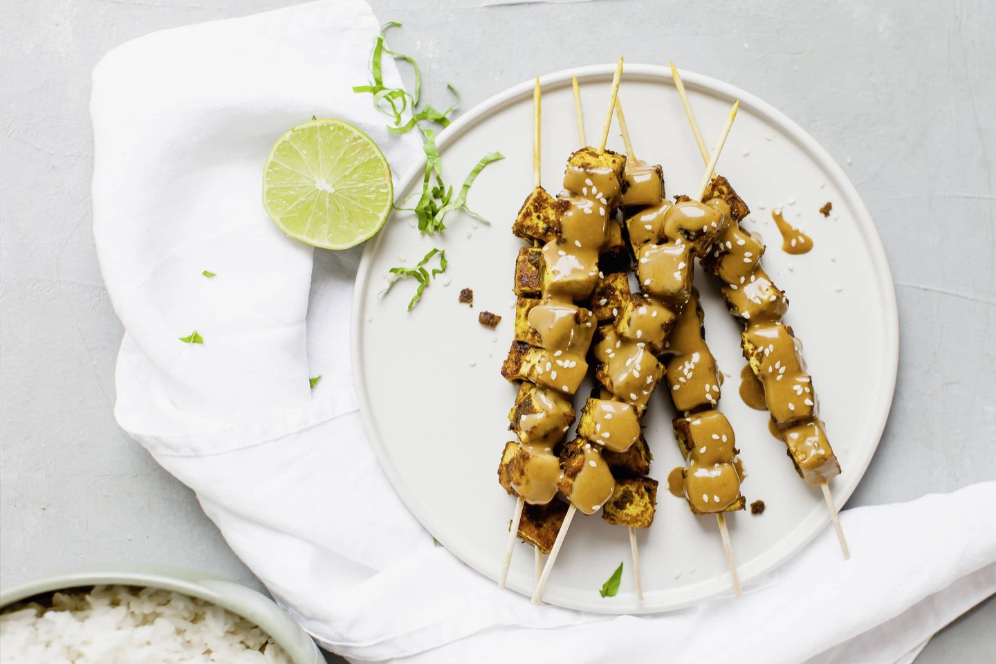 VEGGY Exotic Tofuspieße mit Erdnuss-Sauce und