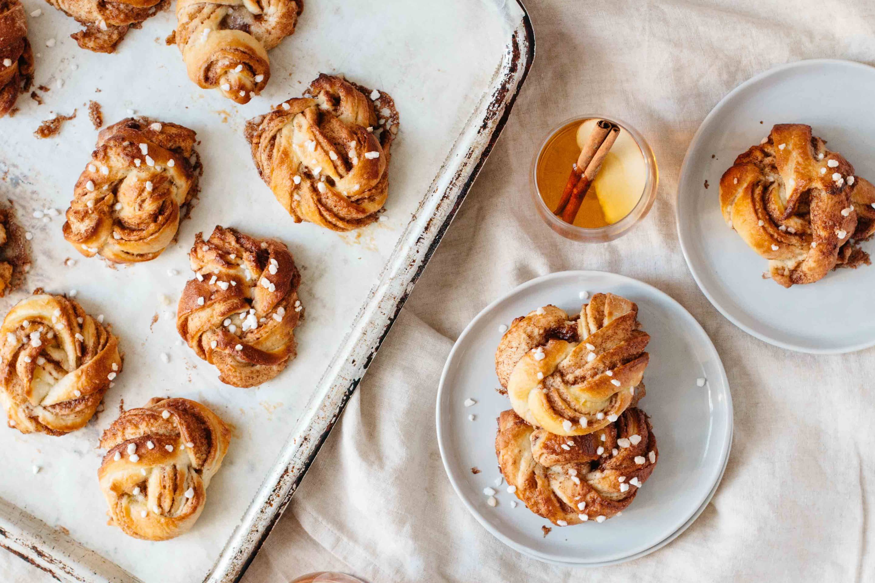 Norwegian Cinnamon Knots with Vanilla and Cardamom — Recipe Kotányi