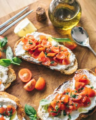 Belegte Brote mit Frischkäse, Tomaten und Basilikum