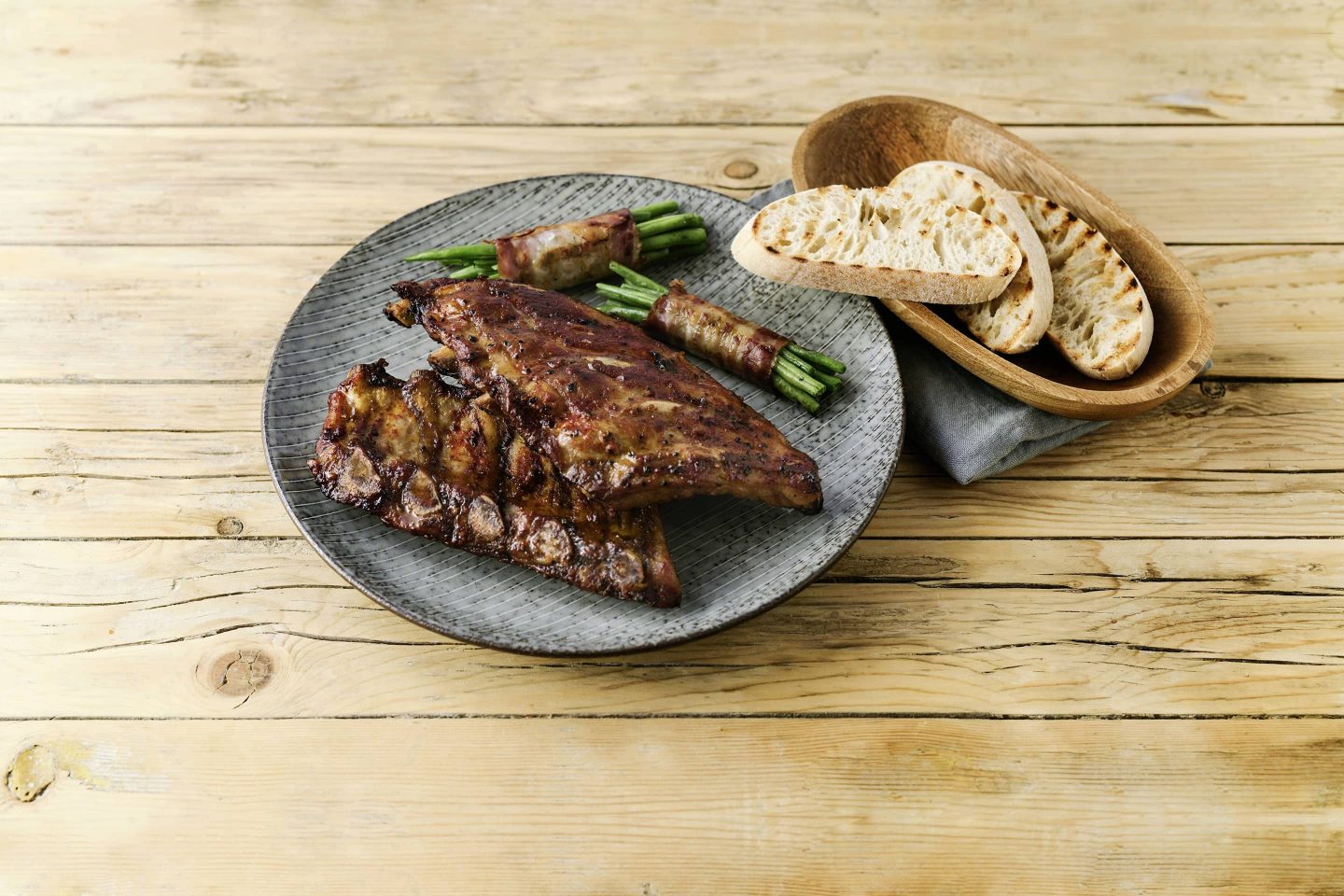 Grill-Smoked Ribs mit fisolen im speckmantel und baguette