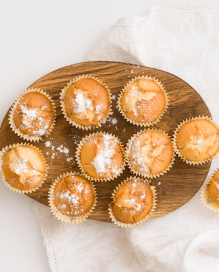 Muffins o a wooden board