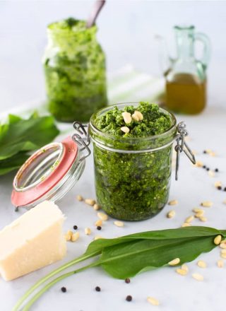 Baerlauchpesto in einem Glas