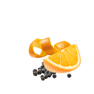 Orangenspalte und Orangenschale mit Pfefferkörnern